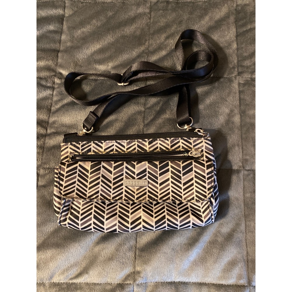 Baggallini Crossbody Bag Chevron Geometric Black White Grey Nylon Travel 0626